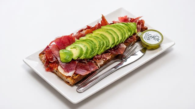 Tosta de tomate, jamón serrano y aguacate